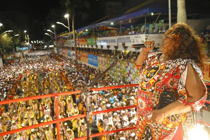 Alcione com o bloco Ilê Ayê no Campo Grande durante o Carnaval, em 2003