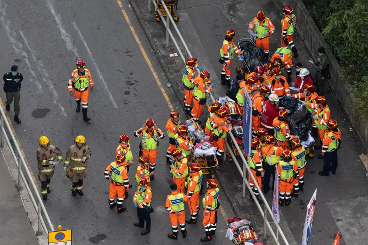 Corpos são transferidos para identificação após incêndio