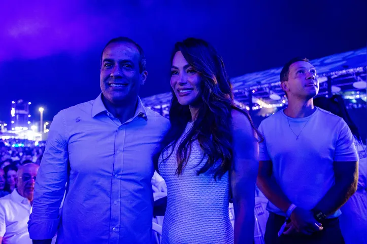 Prefeito Bruno Reis (União Brasil) ao lado da primeira-dama, Rebeca Cardoso, à espera de Roberto Carlos