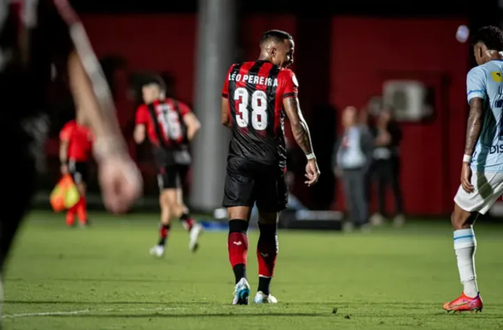 Léo Pereira em campo pelo Vitória