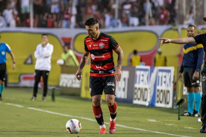 Rafinha em campo pelo Vitória