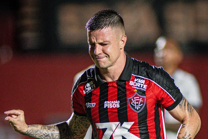 Kayzer comemorando após marcar gol em Ba-Vi