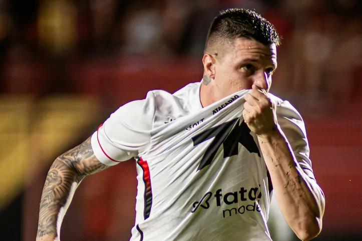 Renato Kayzer comemora beijando o escudo