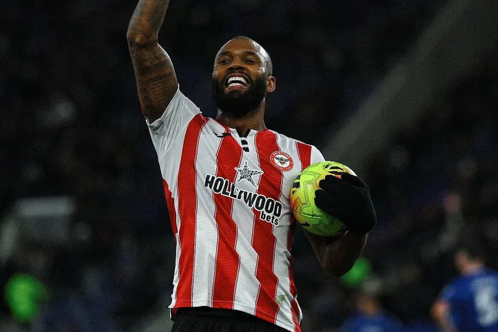 Igor Thiago com a bola na mão