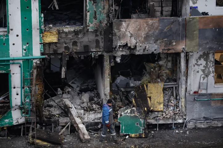 Vista de um prédio residencial danificado após um ataque de drone em Tver