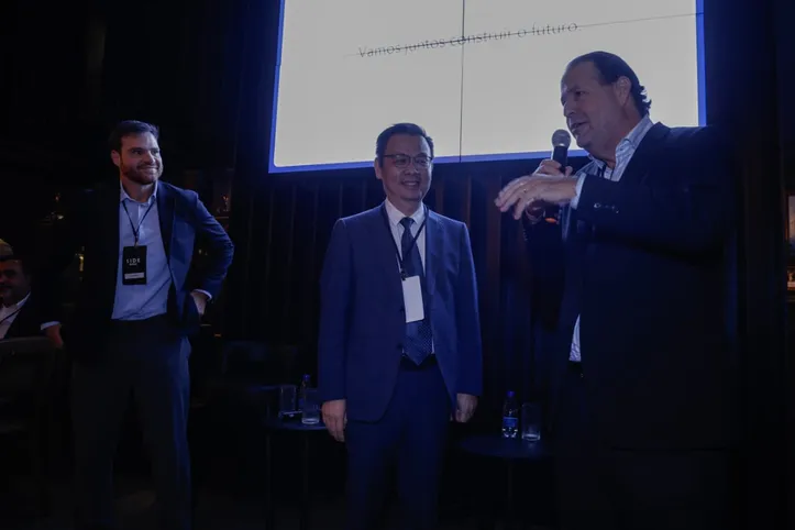 A partir da direita: Mario Dantas, presidente do Lide Bahia, e Tyler-Li, presidente da BYD Brasil