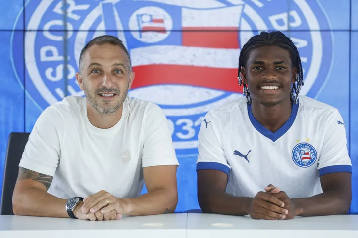 Lyan assinou contrato profissional com o Bahia neste sábado, 10