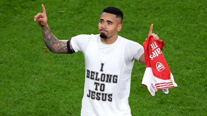Gabriel Jesus comemora e exibe a frase "“I belong to jesus” (Eu pertenço a Jesus, em tradução livre)