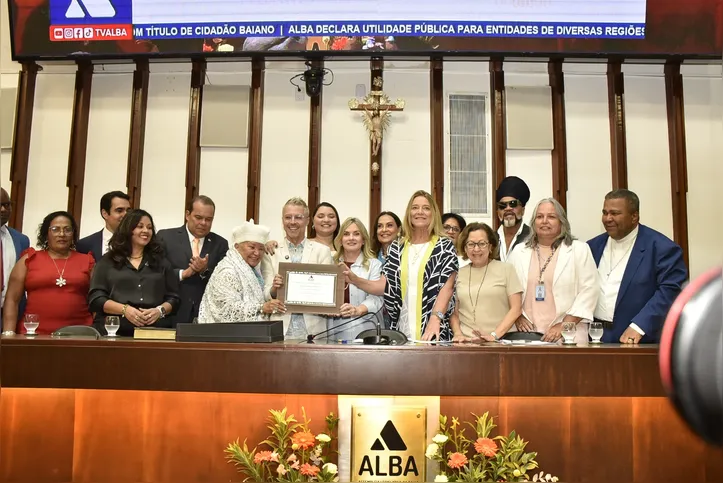 Cerimônia contou com a presença de políticos e artistas.