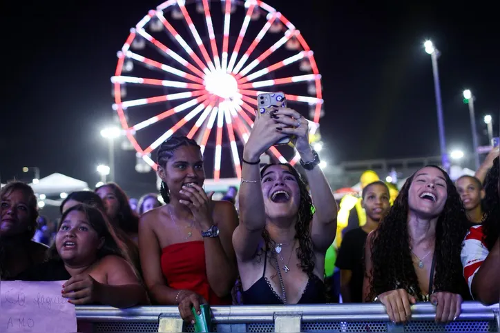 Público jovem acompanhando show de Léo Foguete