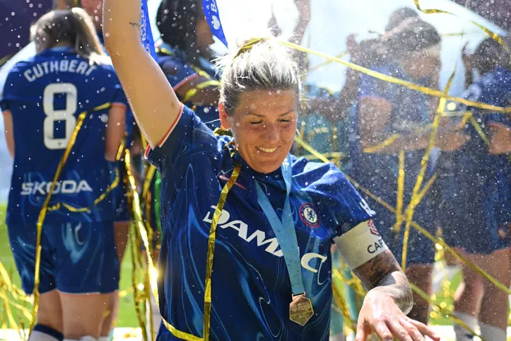 Jogadora do Chelsea comemorando título