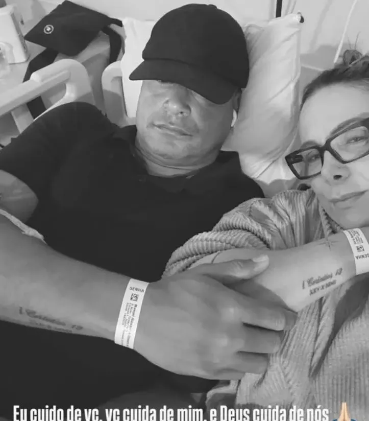 Xanddy no hospital ao lado de Carla Perez