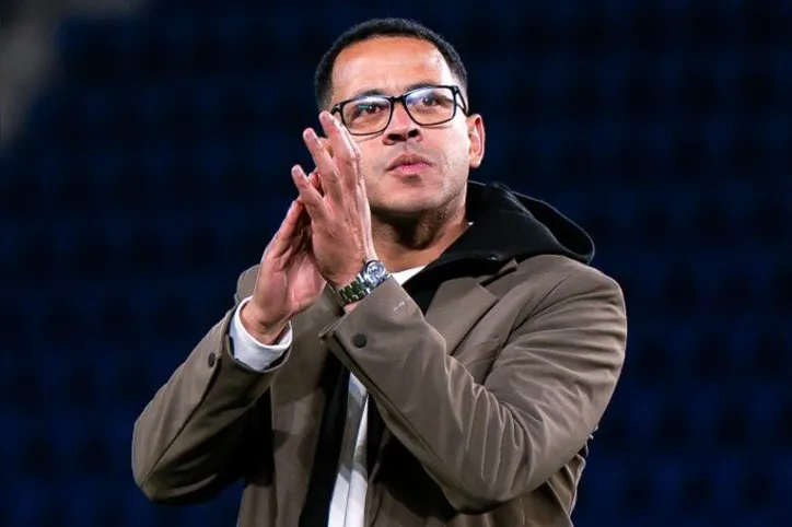 Liam Rosenior agradecendo a torcida