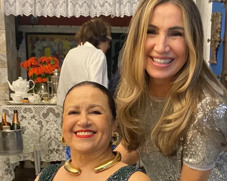 A super anfitriã Sônia Steele e a amiga Zoila Andrade em clima de confraternização durante encontro natalino