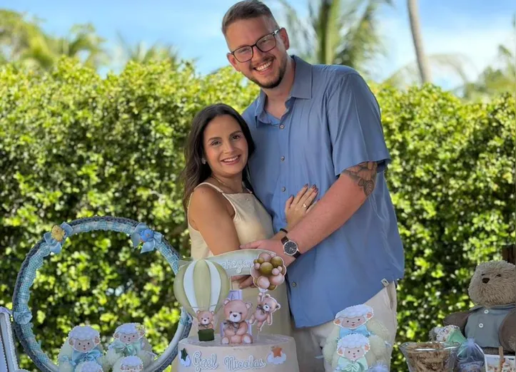 Os papais Renata e Stanislaw felizes com a chegada dos gêmeos