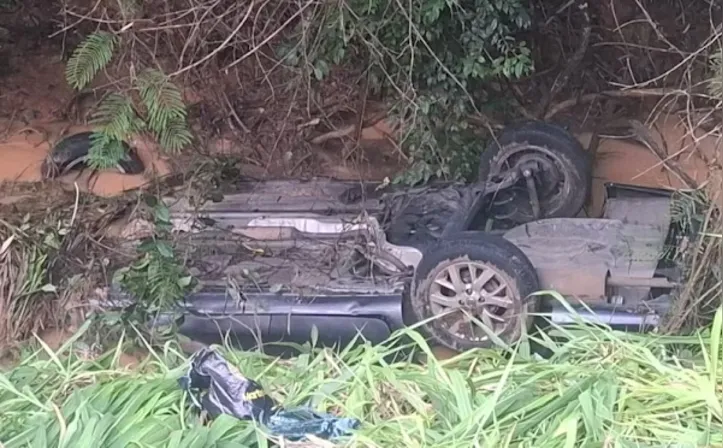Carro ficou submerso em córrego