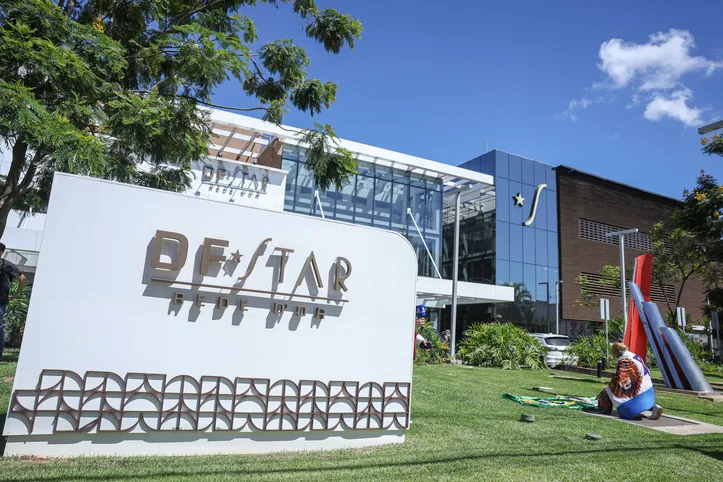 Um apoiador do ex-presidente Jair Bolsonaro faz oração na frente do Hospital DF Star, onde será realizado uma cirurgia de hérnia inguinal e tratar de um soluço persistente. Hoje (24), Bolsonaro fará exames pré-operatórios.