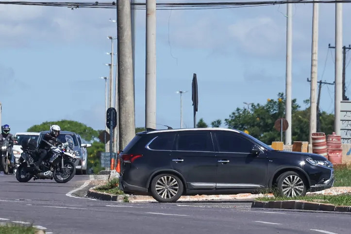 Comboio saída da polícia federal com o ex-presidente Jair Bolsonaro com destino ao Hospital DF Star.