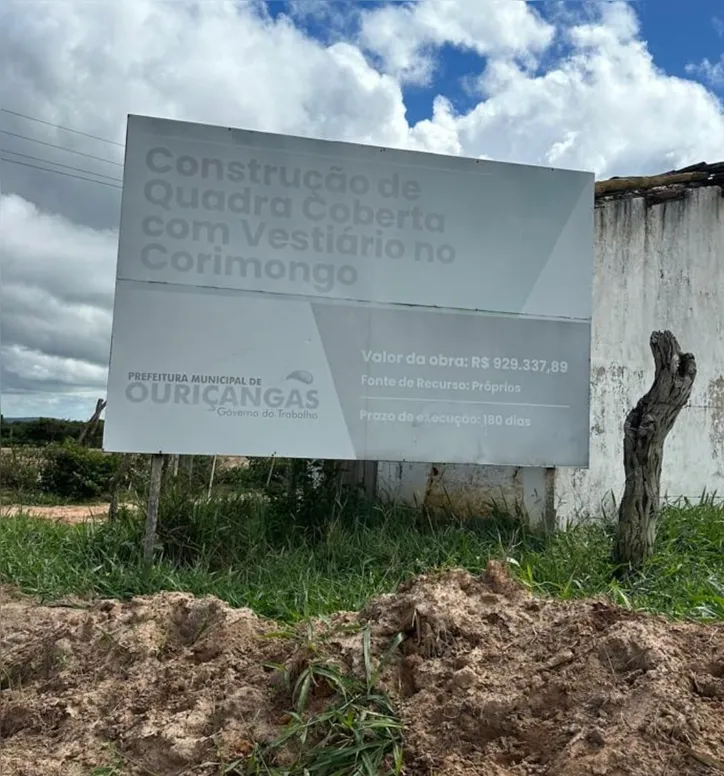 Placa com informações sobre a obra.