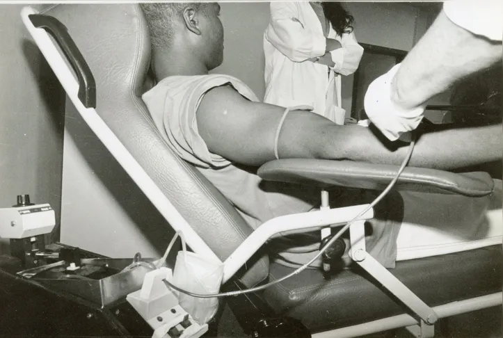 Imagem ilustrativa da imagem Coleta de sangue na Bahia foi feita com garrafões de vidro até os anos 90