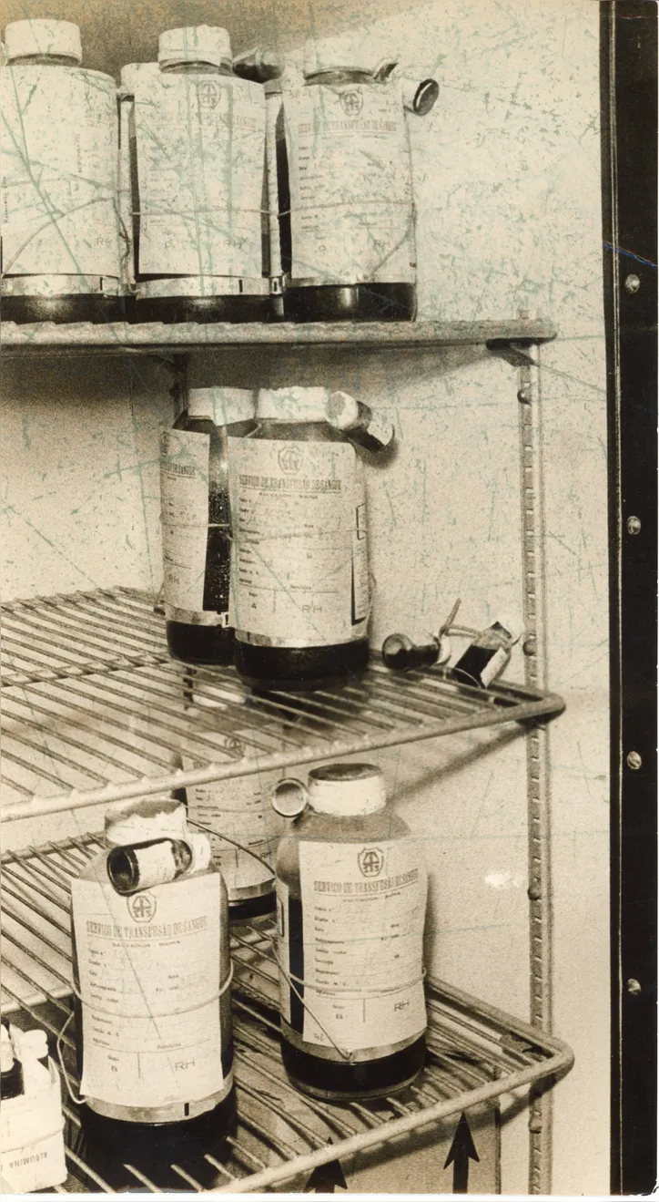 Imagem ilustrativa da imagem Coleta de sangue na Bahia foi feita com garrafões de vidro até os anos 90