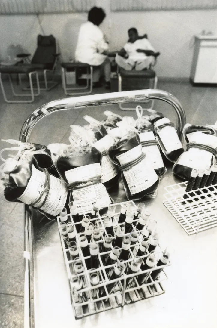 Imagem ilustrativa da imagem Coleta de sangue na Bahia foi feita com garrafões de vidro até os anos 90