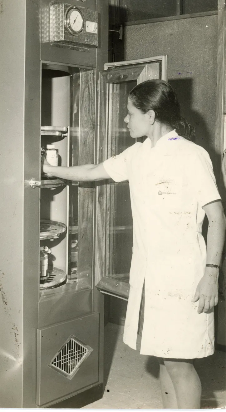 Imagem ilustrativa da imagem Coleta de sangue na Bahia foi feita com garrafões de vidro até os anos 90