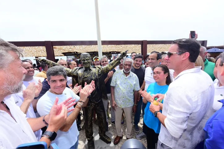 Sambista Nelson Rufino foi homenageado com palco em seu nome e estátua em tamanho real.