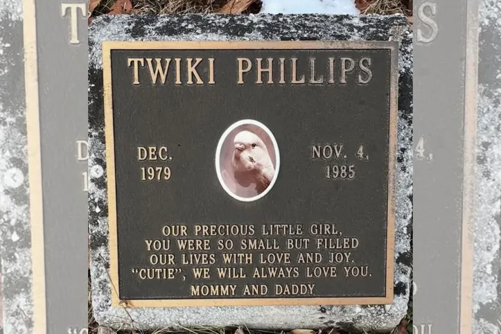 Lápide do pássaro Twiki , que morreu em 1985
