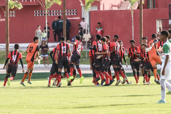 Time de base do Vitória no Barradão