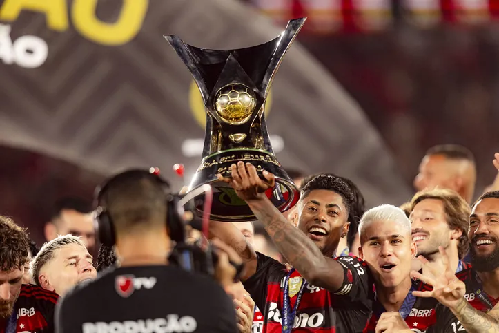 Bruno Henrique com a taça de campeão brasileiro do ano de 2025