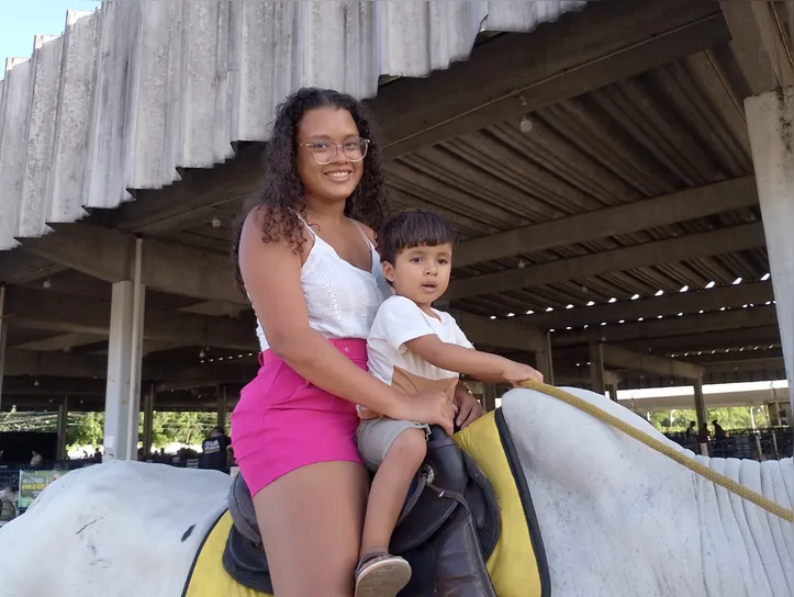 Imagem ilustrativa da imagem Crianças amam! Montaria em boi adestrado é destaque na Fenagro