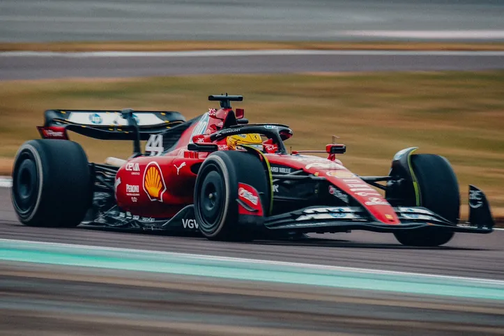 Lewis Hamilton pilota Ferrari pela primeira vez