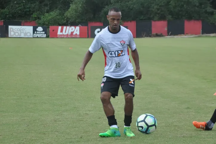 Leandro Salino em treino no Vitória