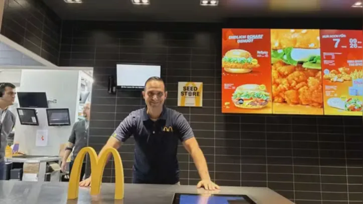 Alexander Nouri, ex-técnico na Bundesliga, agora trabalha no McDonald's