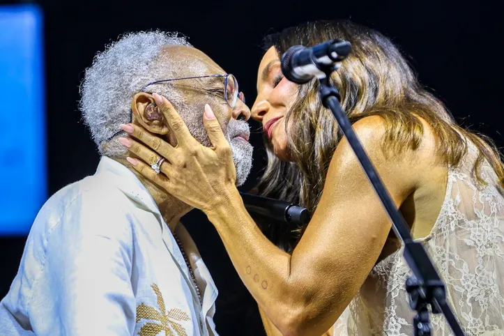 Ivete cantou "Vamos Fugir" com artista