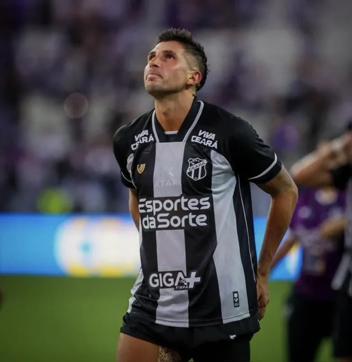 Mugni com a camisa do Ceará