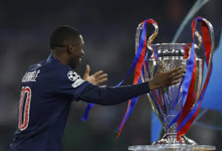 Dembelé com a taça da Champions League