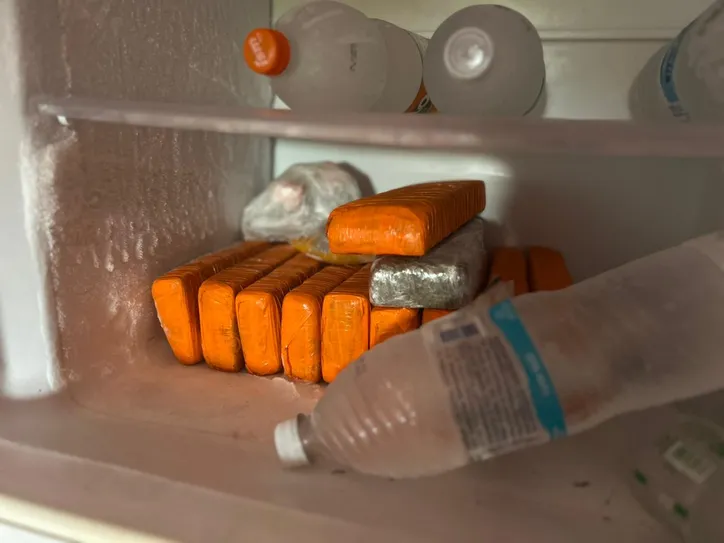 Imagem ilustrativa da imagem Polícia invade e desmonta depósito de drogas ligado a facção em Tancredo Neves