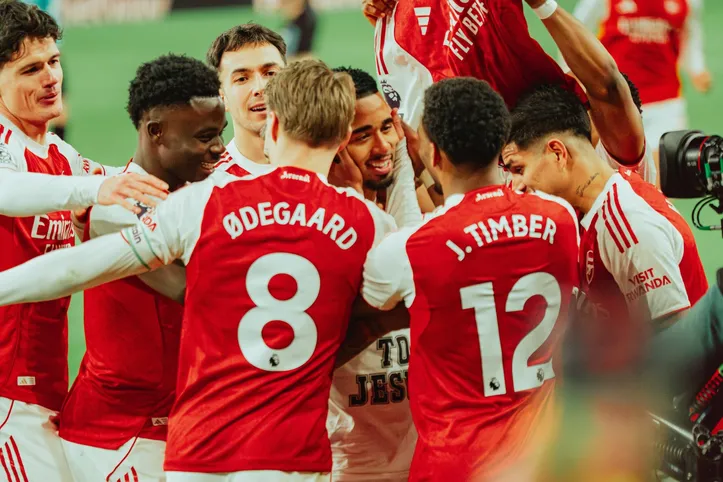 Time do Arsenal comemorando gol