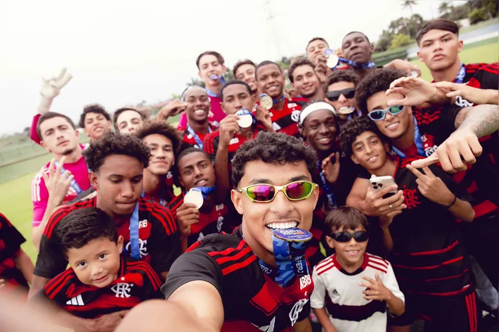 Garotos da Base comemorando título