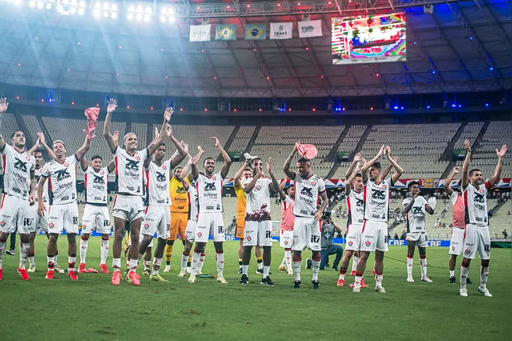 Jogadores do Vitória comemoram vitória sobre o Fortaleza na Arena Castelão