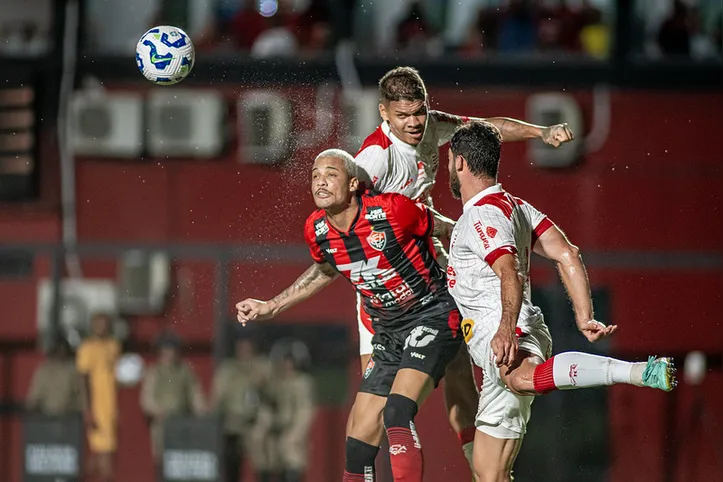 Imagem ilustrativa da imagem Do inferno ao alívio: a turbulenta temporada do Vitória em 2025