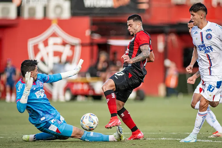 Imagem ilustrativa da imagem Do inferno ao alívio: a turbulenta temporada do Vitória em 2025