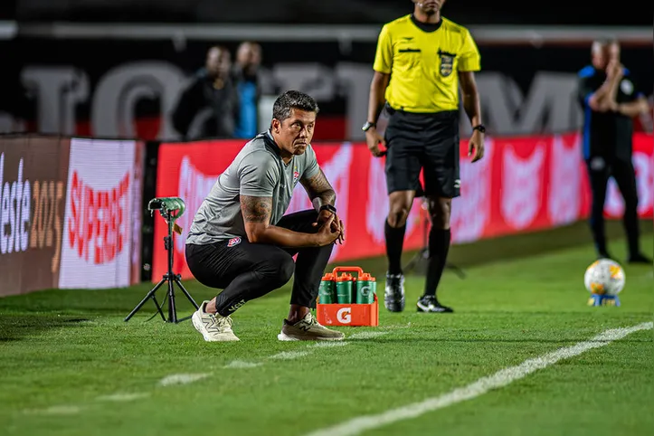 Thiago Carpini comandou o Vitória por 14 meses