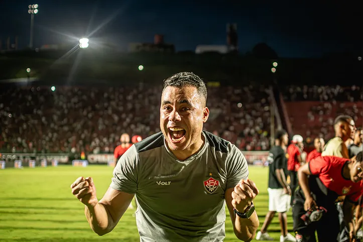 Jair Ventura comemorando a permanência do Vitória na Série A