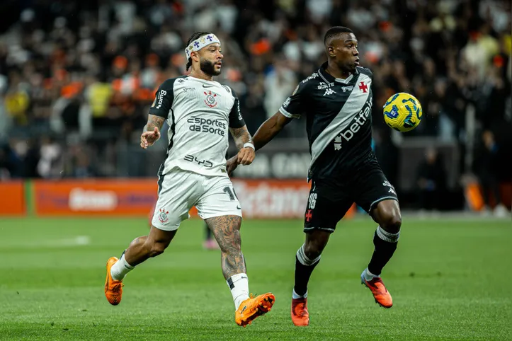 Memphis Depay disputando a bola contra o Vasco