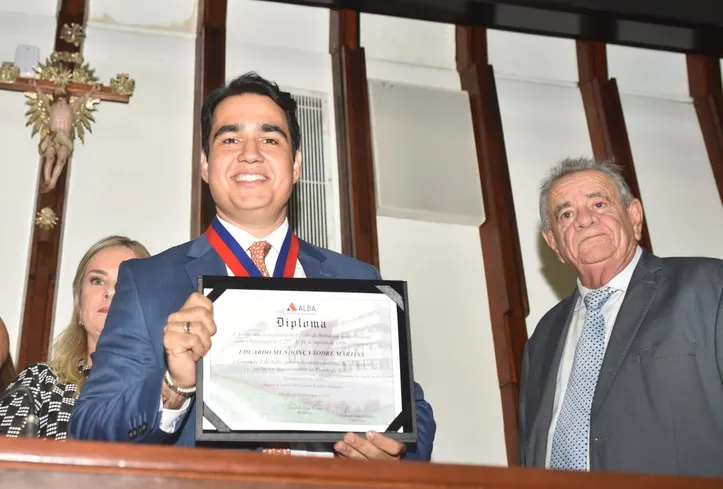 entrega da Comenda 2 de Julho ao secretário Eduardo Sodré