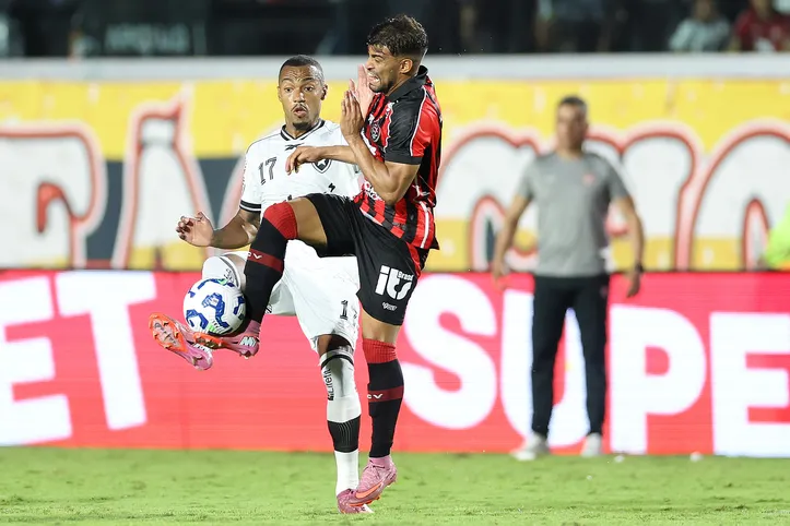Marlon Freitas em disputa de bola