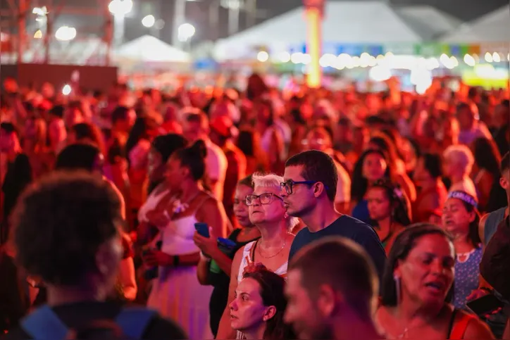 Imagem ilustrativa da imagem Emoções em Salvador: Roberto Carlos une gerações em noite de clássicos